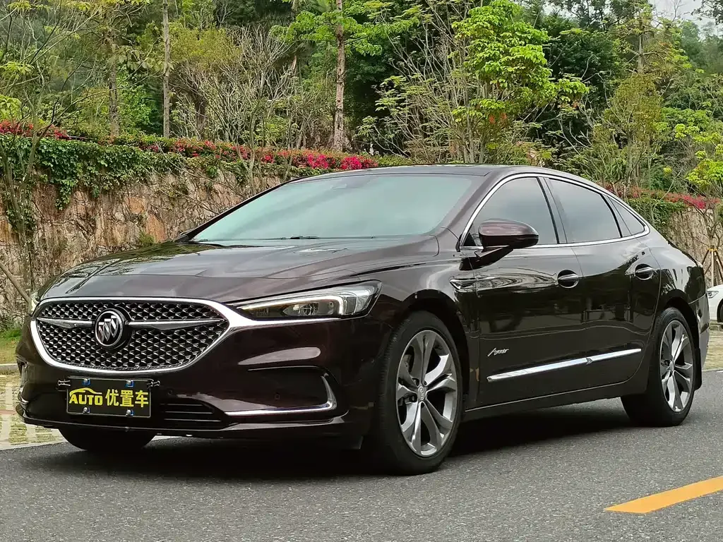 Buick LaCrosse — фото 1