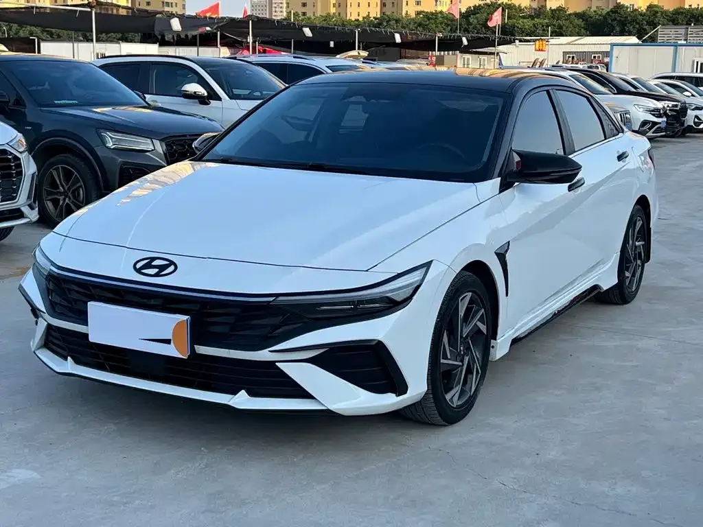 Hyundai Elantra — фото 1