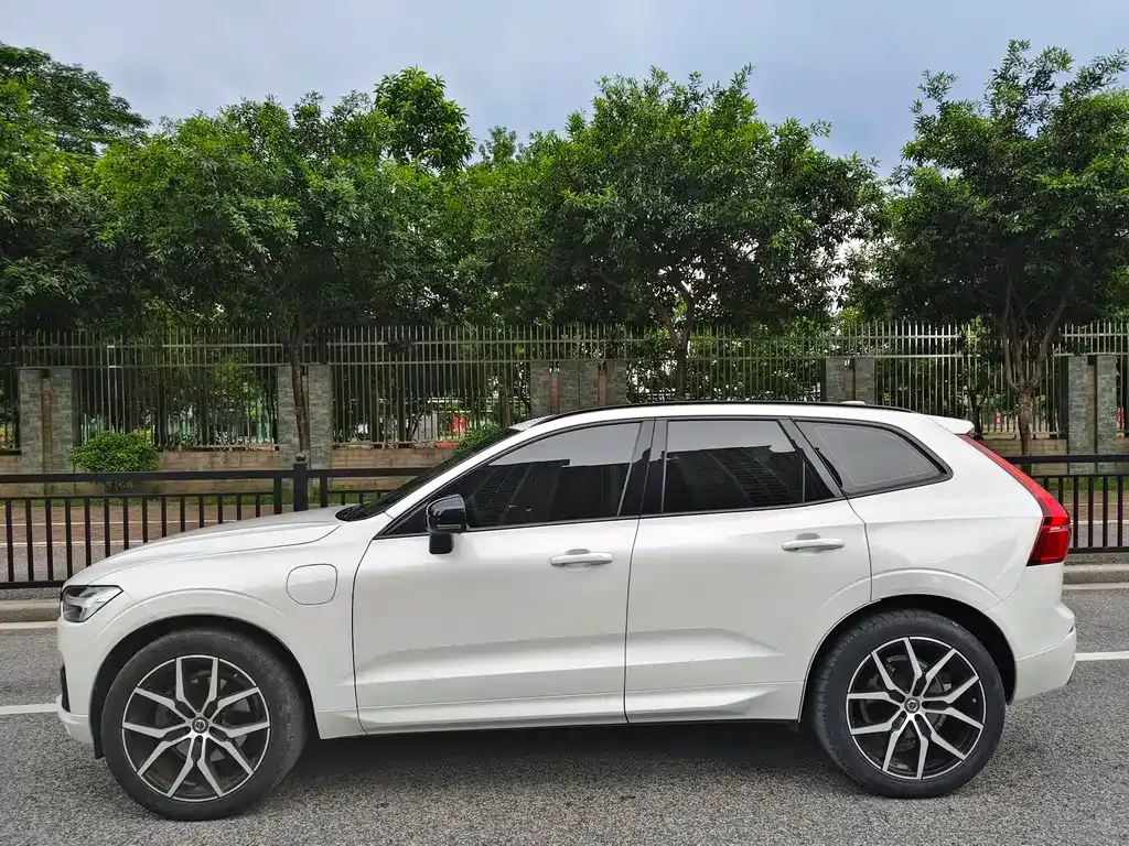 Volvo XC60 PHEV — фото 10