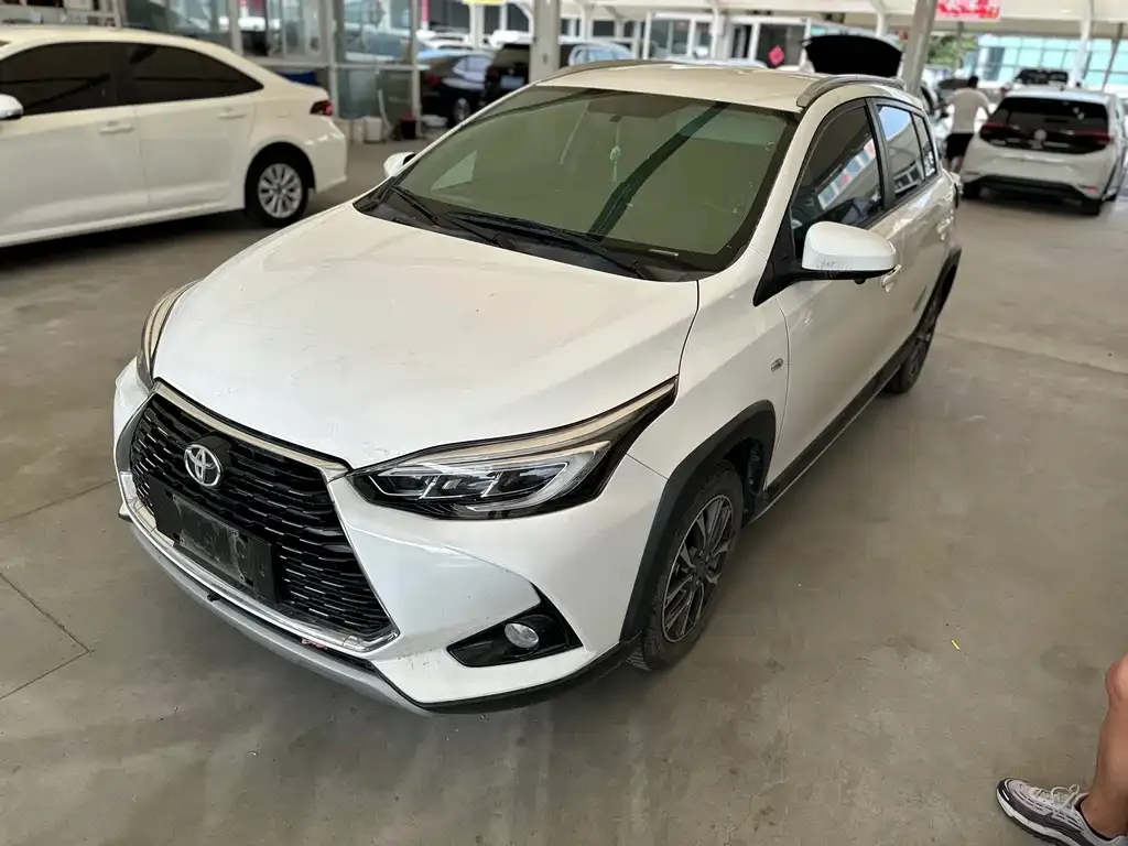 Toyota Yaris L — фото 1