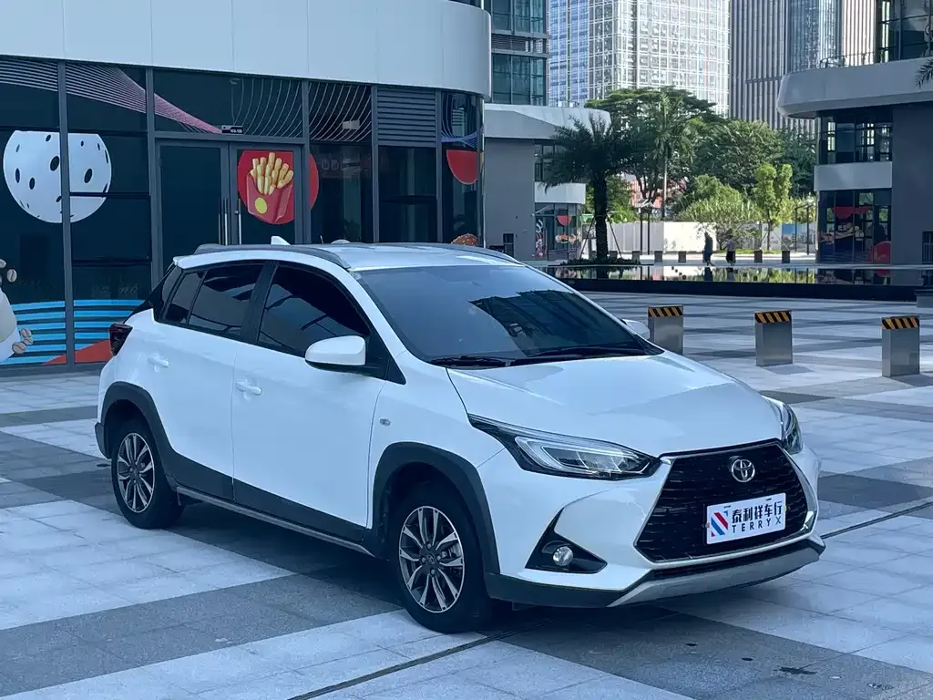 Toyota Yaris L — фото 3