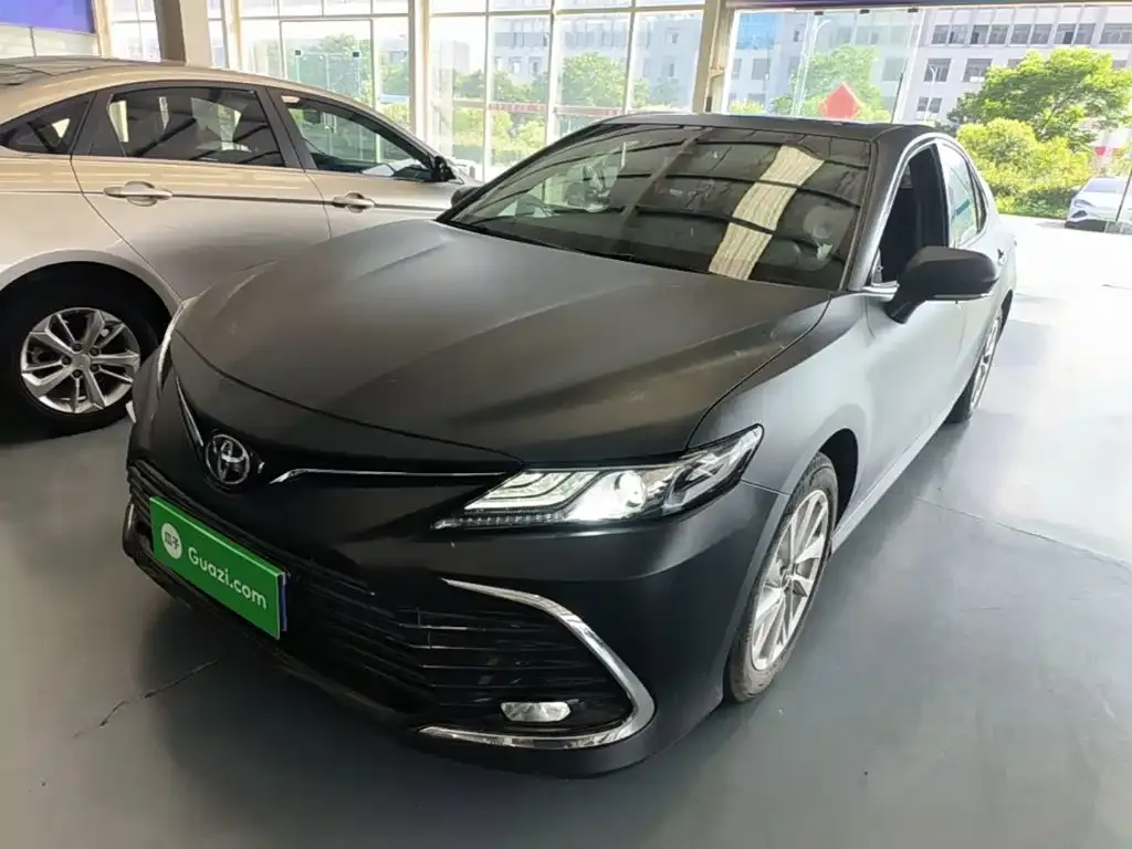 Toyota Camry — фото 1
