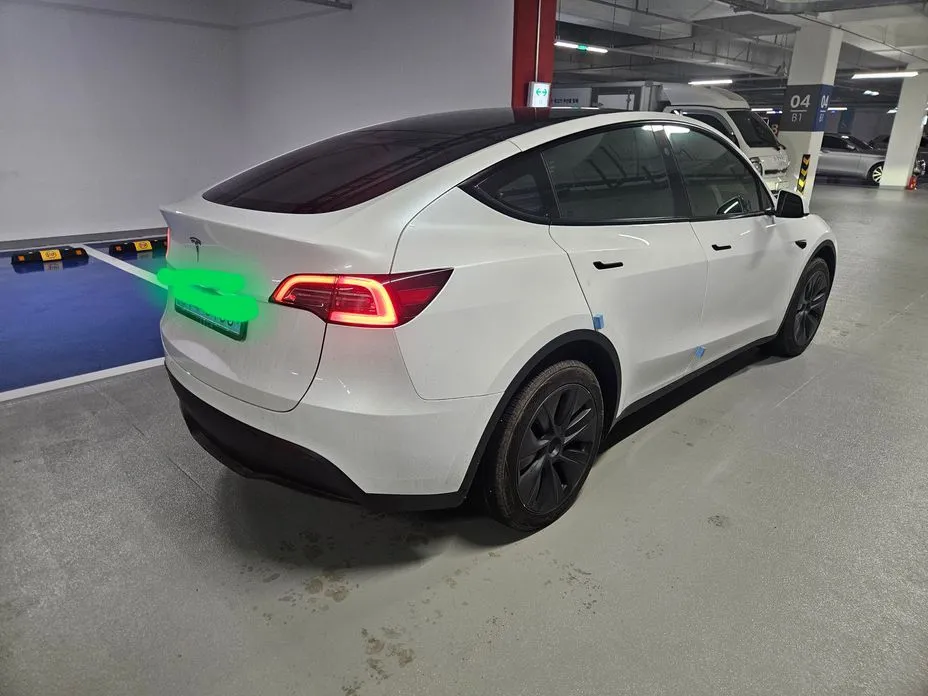 Tesla Model Y — фото 10