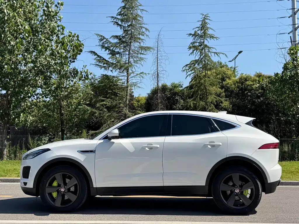 Jaguar E-PACE — фото 10