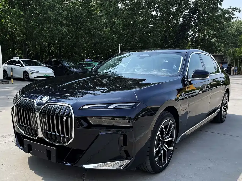 BMW i7 — фото 1
