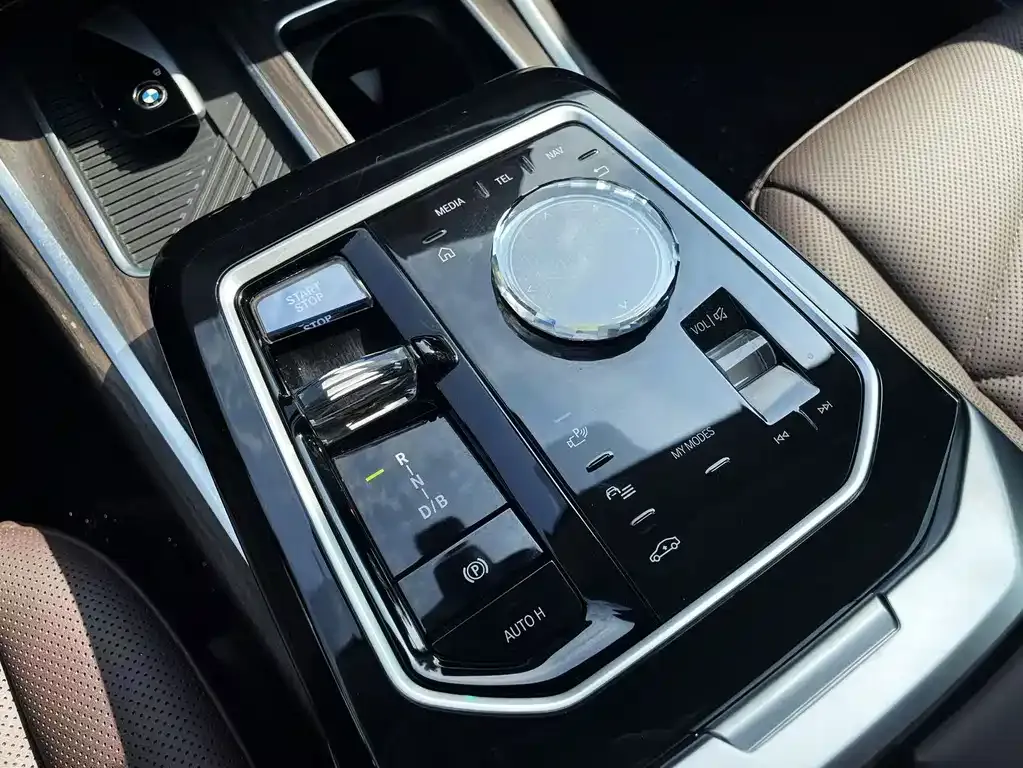 BMW i7 — фото 9
