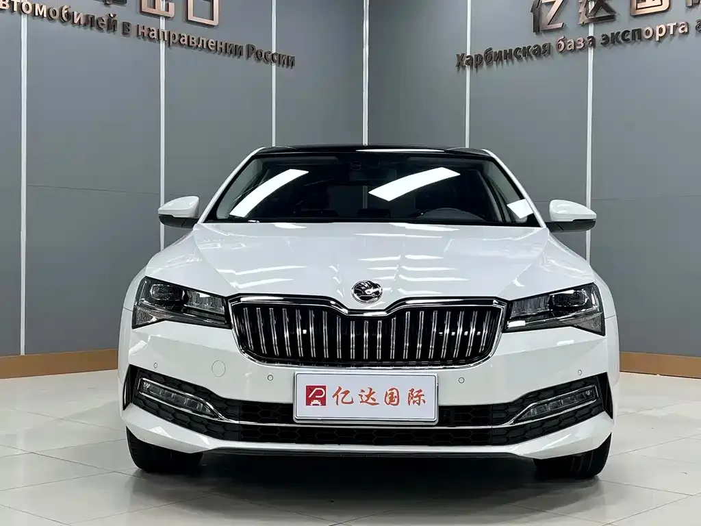 Skoda Superb — фото 8