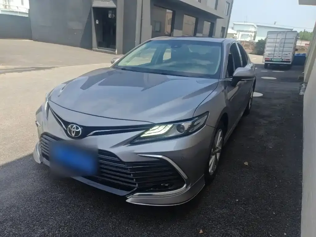 Toyota Camry — фото 1