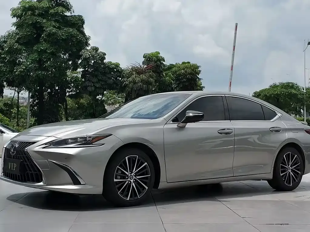 Lexus ES — фото 1