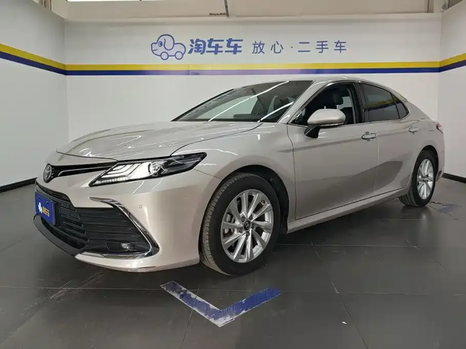 Toyota Camry — фото 1
