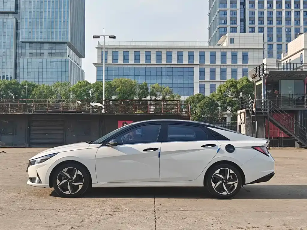 Hyundai Elantra — фото 9