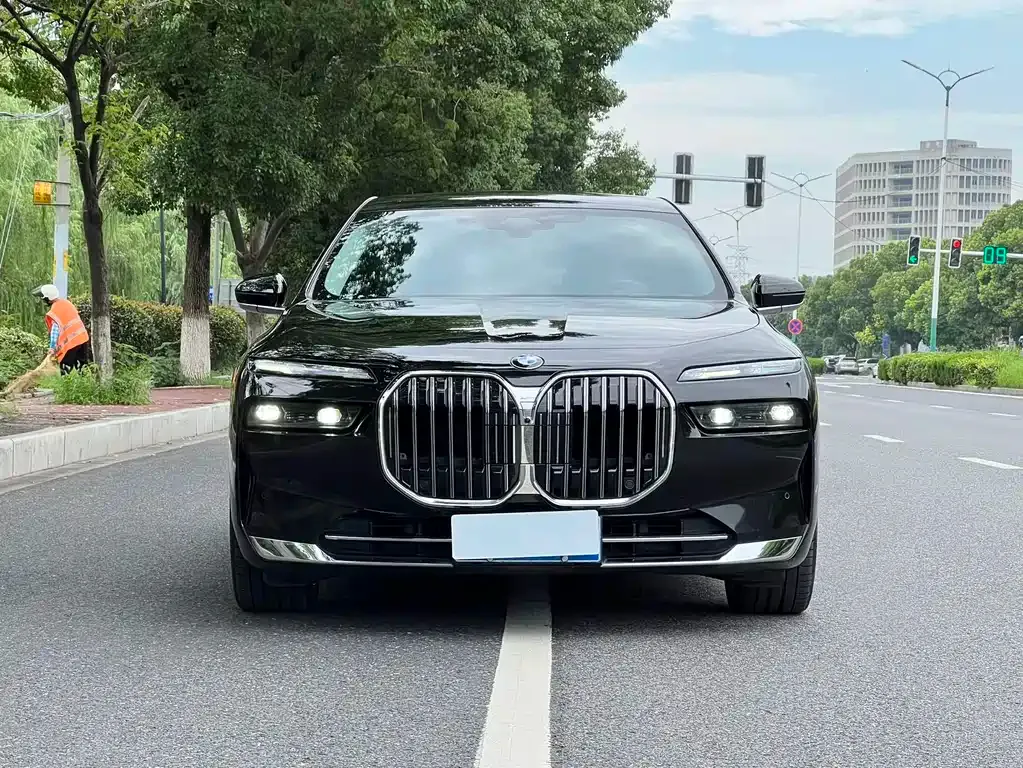 BMW 7 Series — фото 10