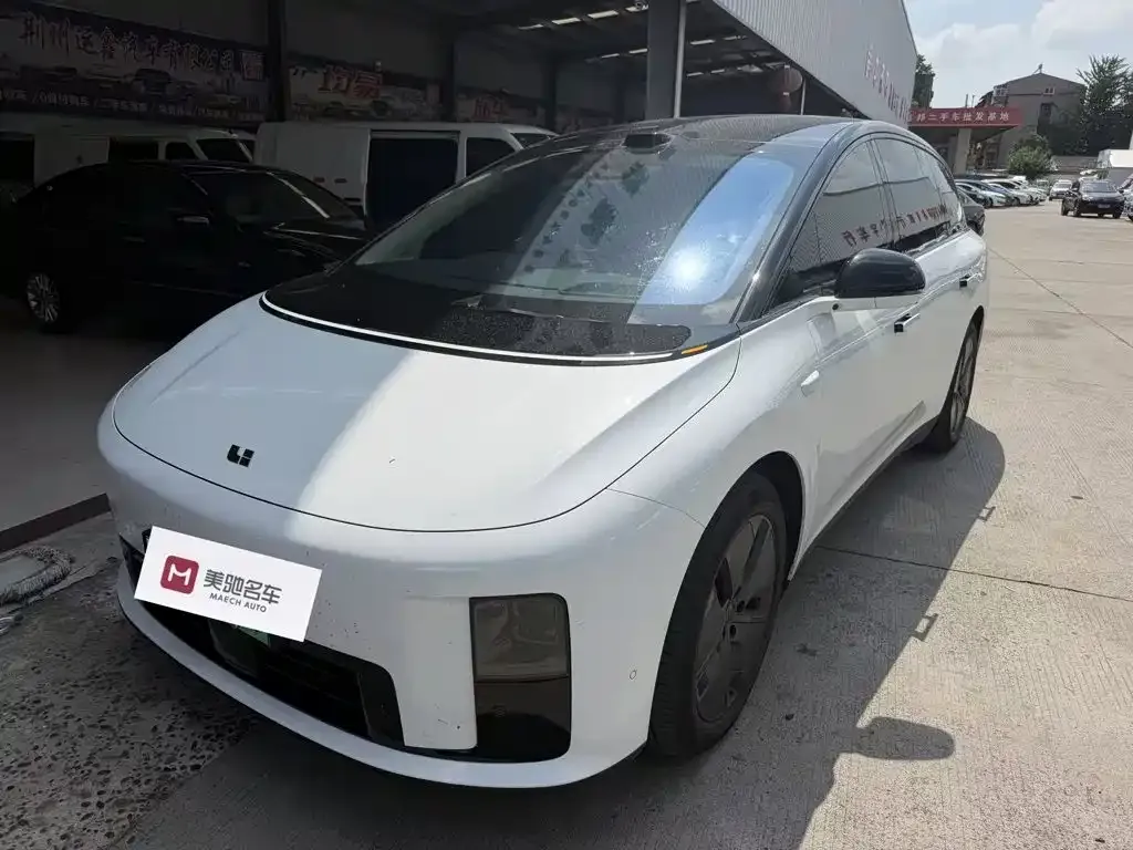 Li Auto i8 — фото 4