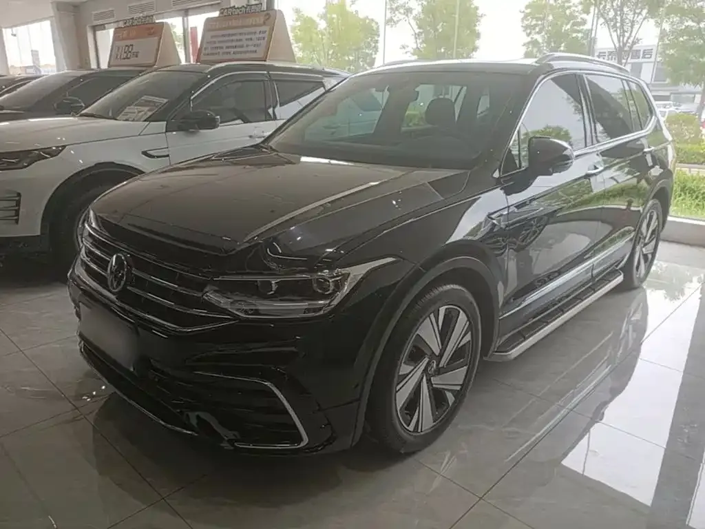 Volkswagen Tiguan L — фото 1