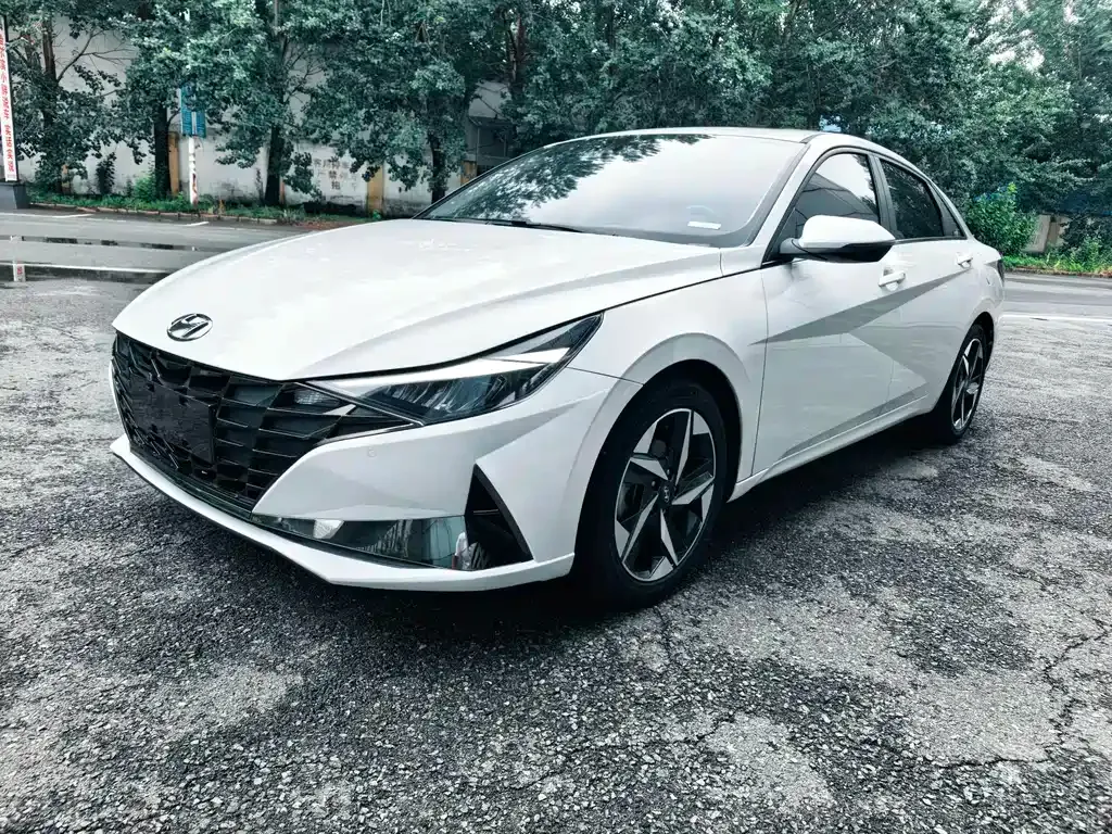 Hyundai Elantra — фото 1