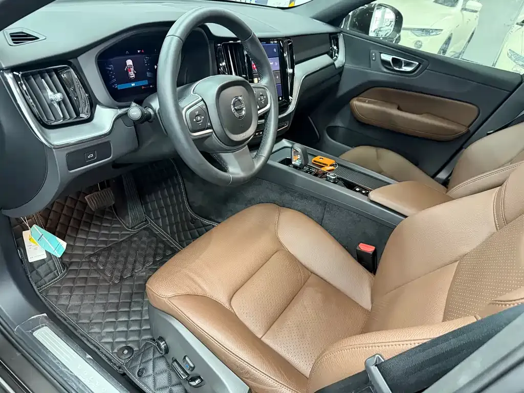 Volvo XC60 — фото 10