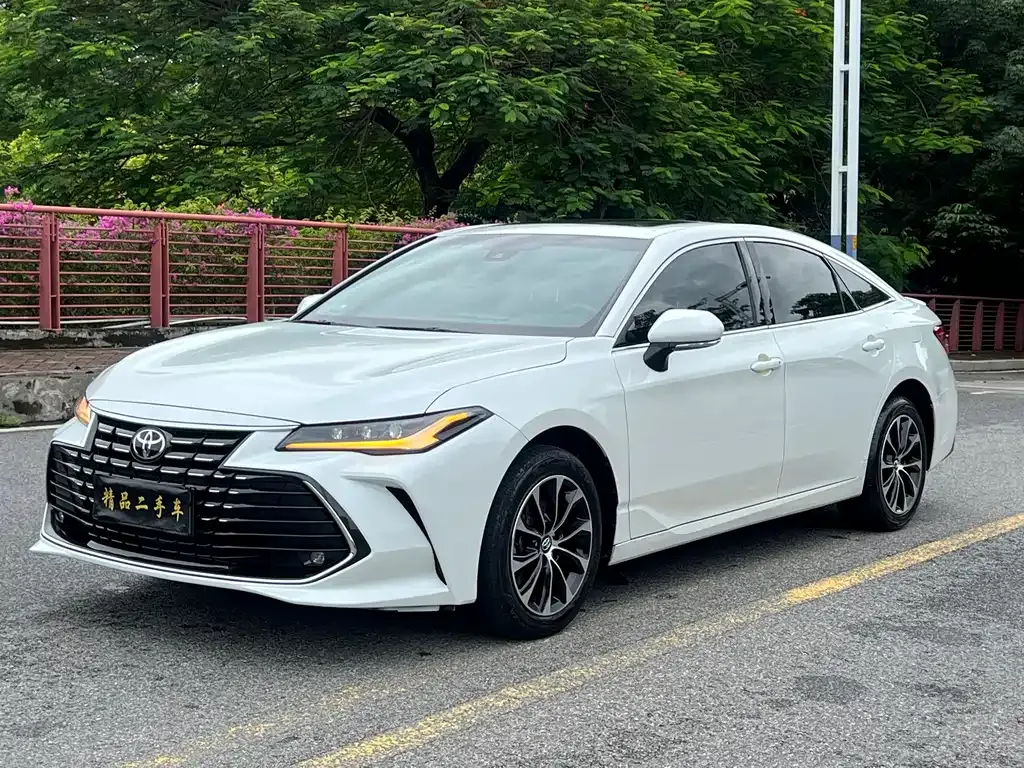 Toyota Avalon — фото 1