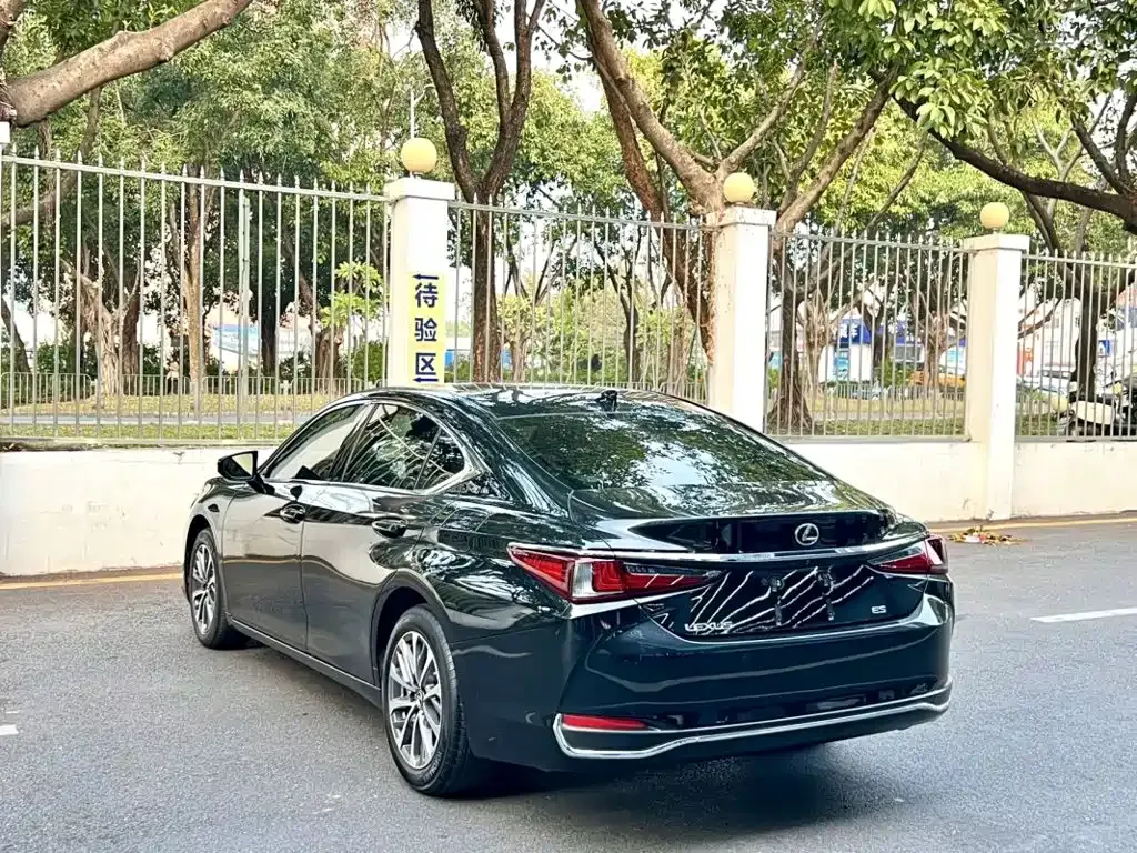 Lexus ES — фото 8