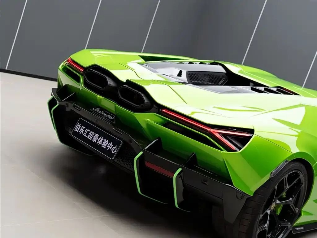 Lamborghini Revuelto — фото 10