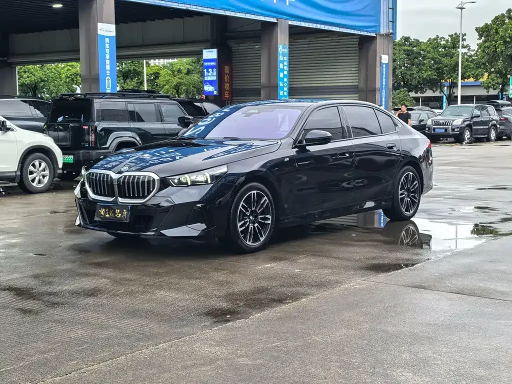 BMW 5 Series — фото 1
