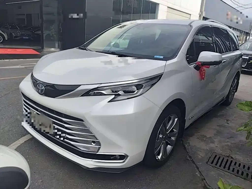 Toyota Sienna — фото 1