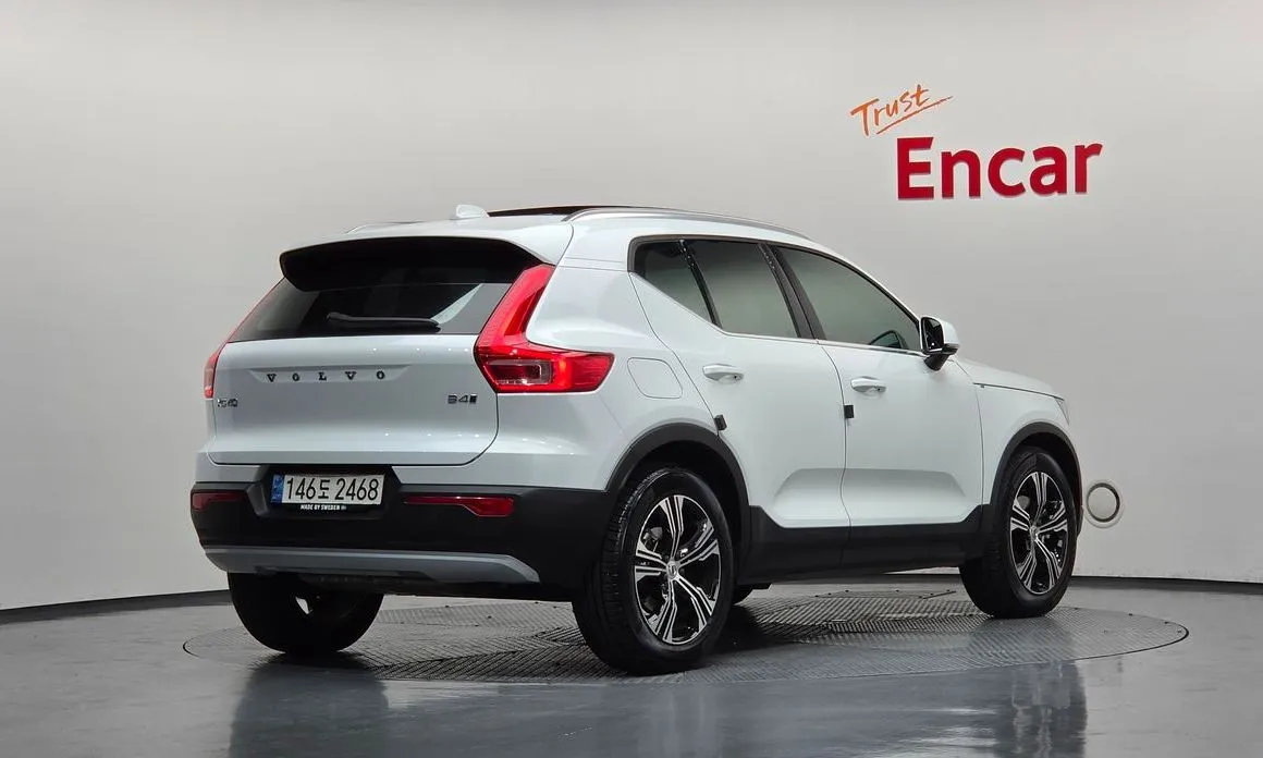 Volvo XC40 — фото 10