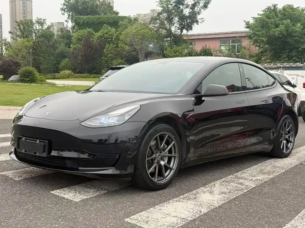 Tesla Model 3 — фото 1