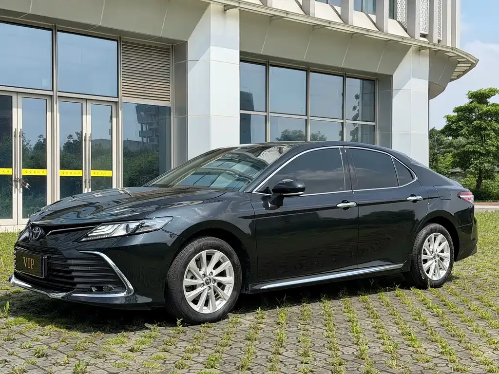 Toyota Camry — фото 1