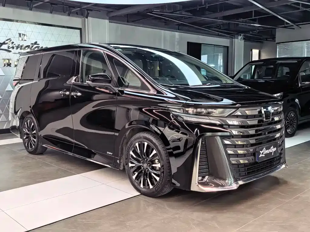 Toyota Vellfire — фото 1
