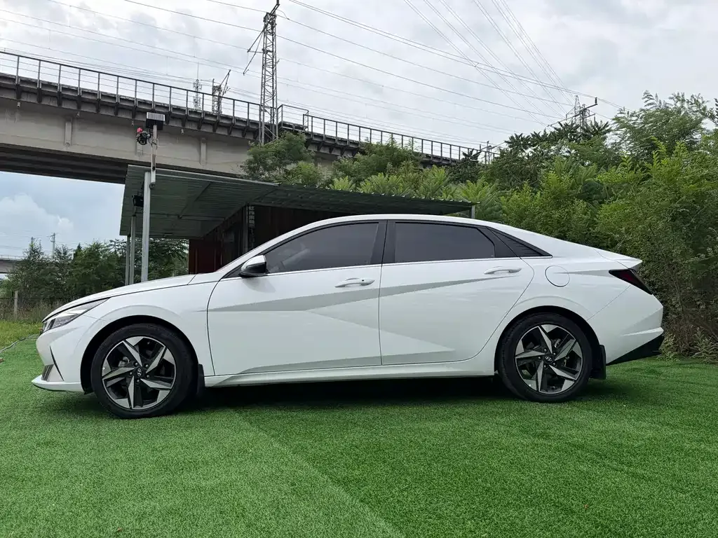 Hyundai Elantra — фото 2