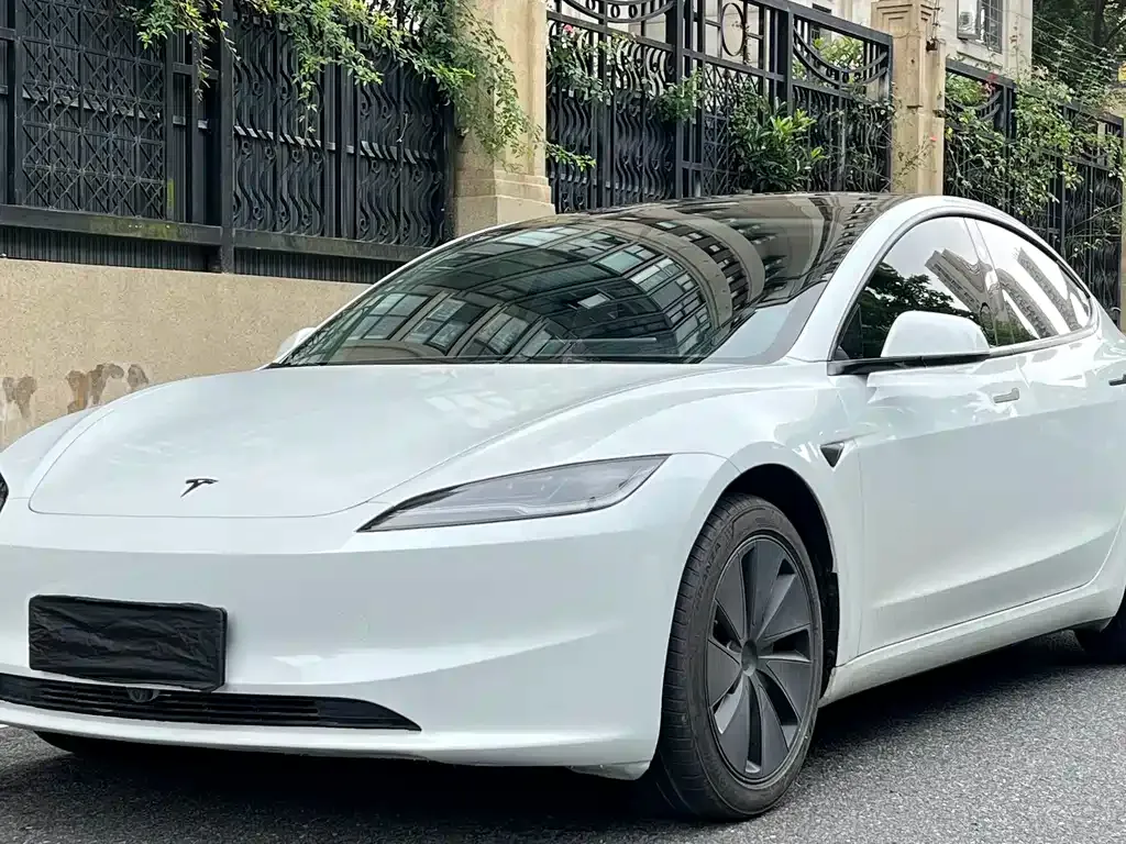Tesla Model 3 — фото 1