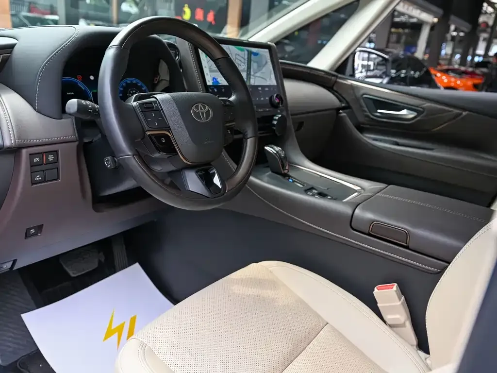 Toyota Alphard — фото 4