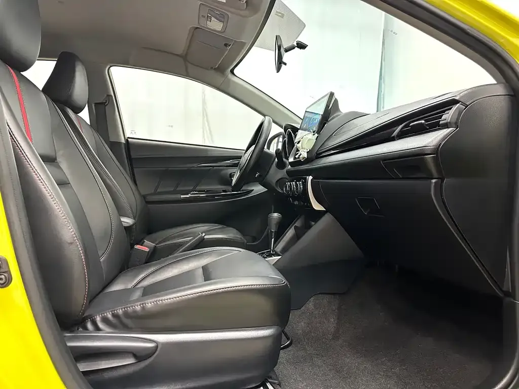 Toyota Yaris L — фото 10