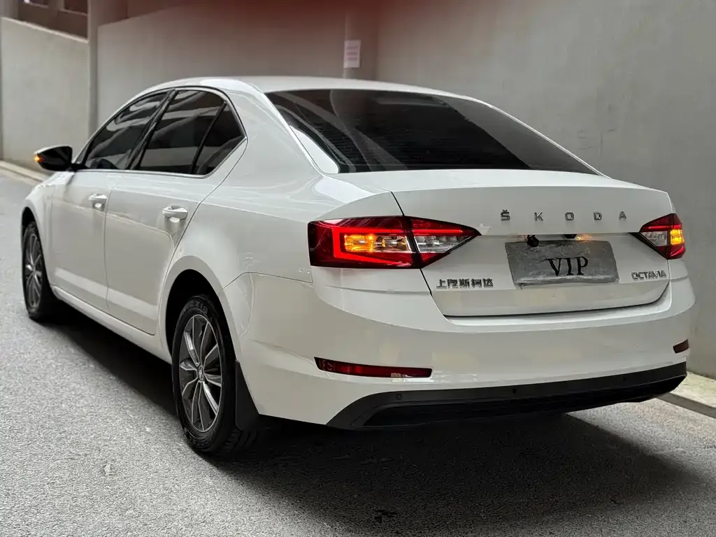 Skoda Octavia — фото 5