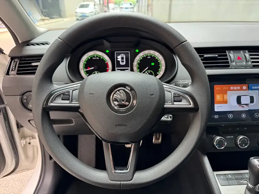 Skoda Octavia — фото 7