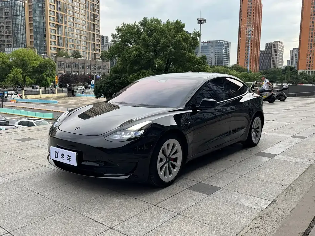 Tesla Model 3 — фото 1