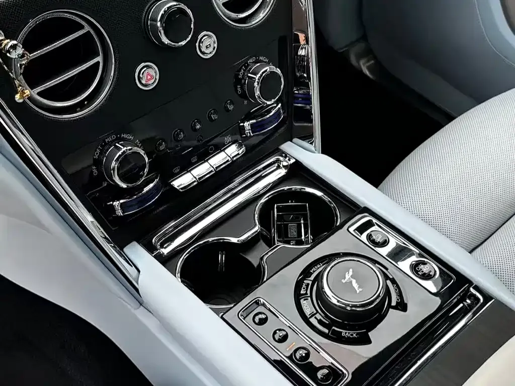 Rolls-Royce Cullinan — фото 10