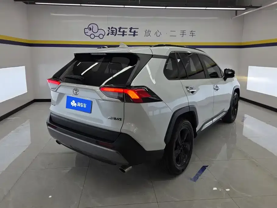 Toyota RAV4 — фото 7