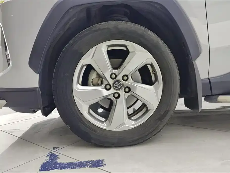 Toyota RAV4 — фото 8