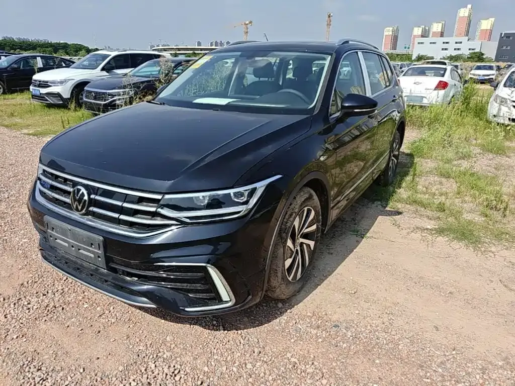 Volkswagen Tiguan L PHEV — фото 1
