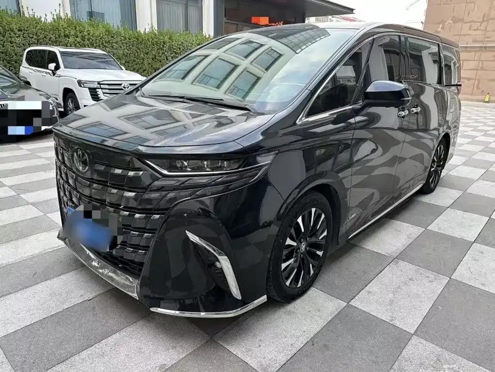 Toyota Alphard — фото 1