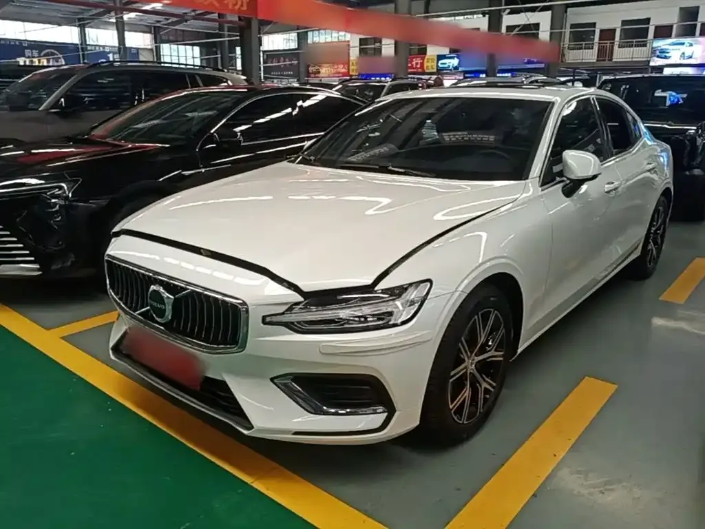 Volvo S60 — фото 1