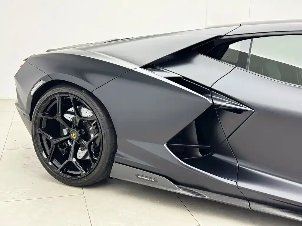 Lamborghini Revuelto — фото 8