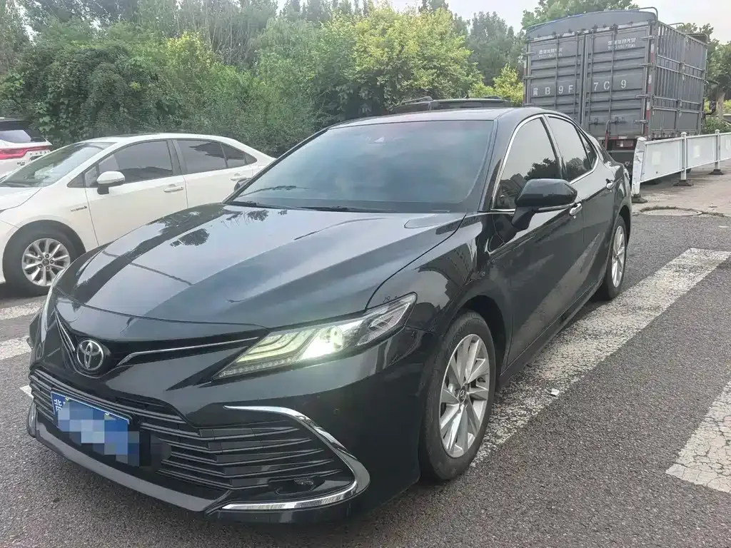 Toyota Camry — фото 1