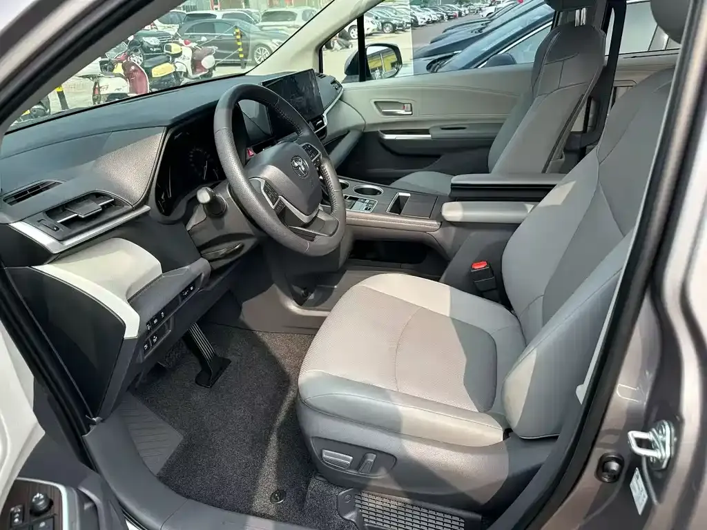 Toyota Sienna — фото 2