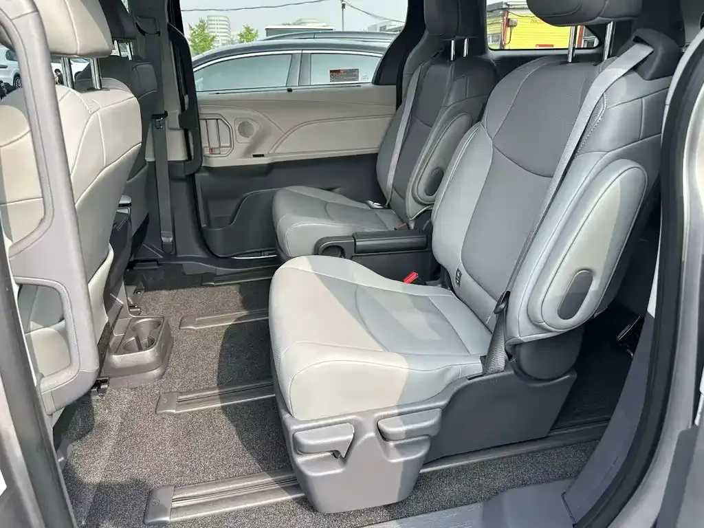 Toyota Sienna — фото 7