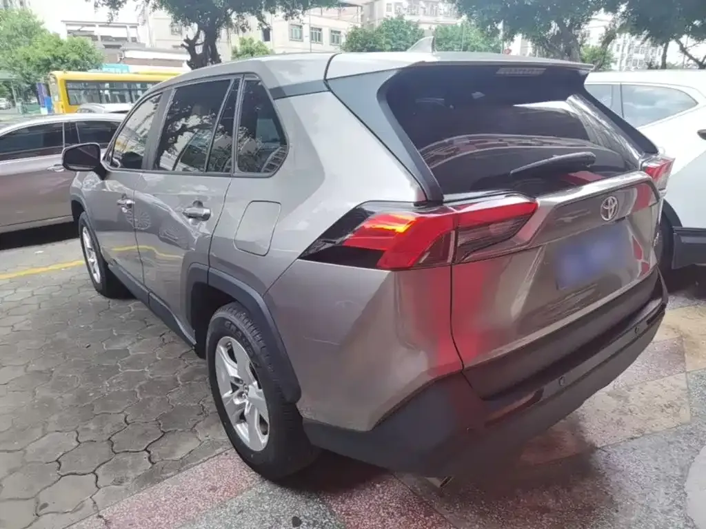 Toyota RAV4 — фото 5