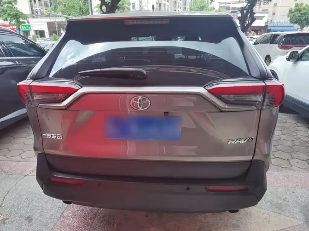 Toyota RAV4 — фото 8