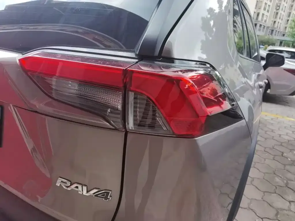 Toyota RAV4 — фото 7