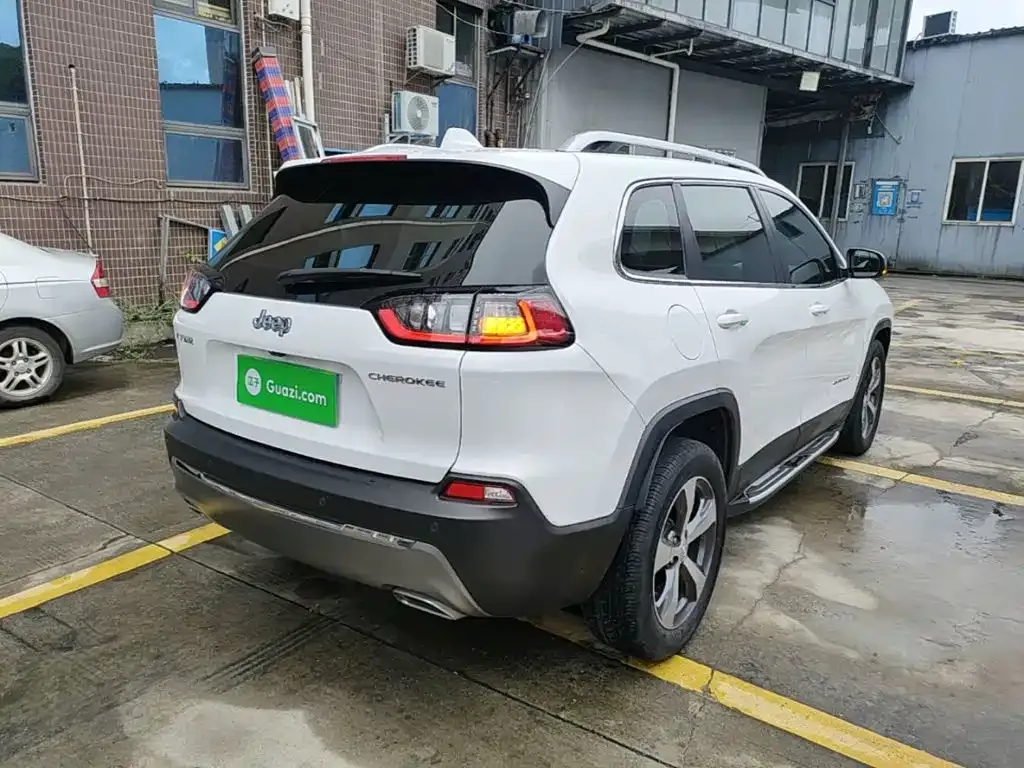 Jeep Cherokee — фото 10